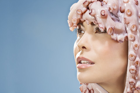 Porträt einer Frau mit Krakenkopfschmuck, lizenzfreies Stockfoto