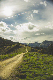 Österreich, Tirol, Tannheimer Tal, Wanderweg in Berglandschaft - UUF002299