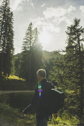 Österreich, Tirol, Tannheimer Tal, reifer Mann beim Wandern - UUF002327