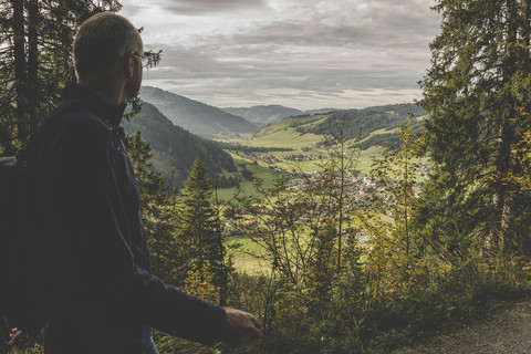 Österreich, Tirol, Tannheimer Tal, reifer Mann beim Wandern, lizenzfreies Stockfoto