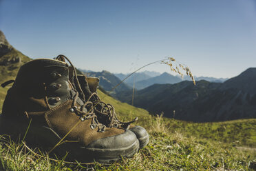 Österreich, Tirol, Tannheimer Tal, Wanderschuhe in Berglandschaft - UUF002304