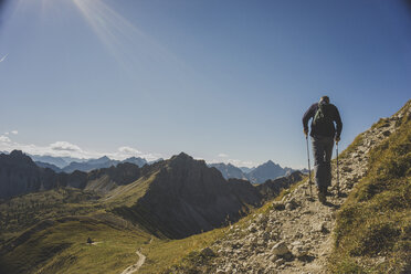 Österreich, Tirol, Tannheimer Tal, reifer Mann beim Wandern - UUF002308