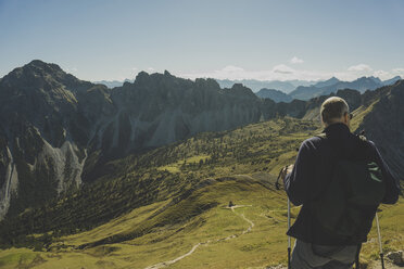Austria, Tyrol, Tannheimer Tal, mature man hiking - UUF002309