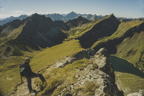 Österreich, Tirol, Tannheimer Tal, reifer Mann beim Wandern - UUF002311