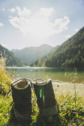 Österreich, Tirol, Tannheimer Tal, Wanderschuhe am Bergsee - UUF002320