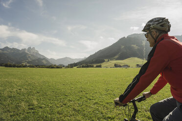 Österreich, Tirol, Tannheimer Tal, Mann fährt Mountainbike - UUF002321