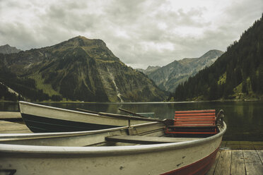 Österreich, Tirol, Tannheimer Tal, Boote am Bergsee - UUF002328