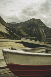 Österreich, Tirol, Tannheimer Tal, Boote am Bergsee - UUF002330