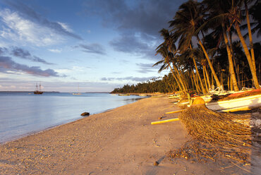 Indonesien, Lombok, Strand im Morgenlicht - NNF000046