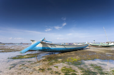 Indonesien, Lombok, Fischerboot am Meeresufer - NNF000047