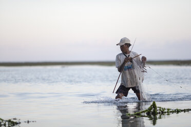 Indonesien, Bali, Fischer bei der Arbeit im Meer - NNF000053