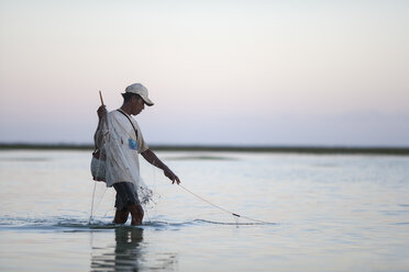Indonesien, Bali, Fischer bei der Arbeit im Meer - NNF000054
