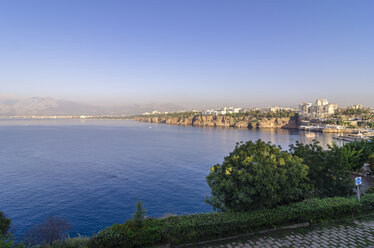 Türkei, Naher Osten, Antalya, Kaleici, Blick auf den Hafen - THA000759