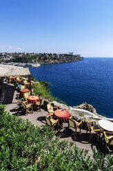 Türkei, Naher Osten, Antalya, Kaleici, Blick auf Hotelterrasse und Hafen - THAF000786