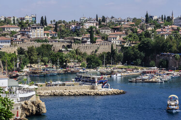 Türkei, Naher Osten, Antalya, Kaleici, Blick auf Hafen und Altstadt - THAF000788
