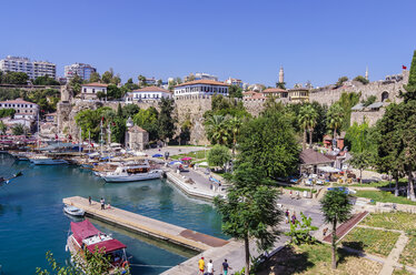 Türkei, Naher Osten, Antalya, Kaleici, Blick auf Hafen und Altstadt - THAF000790