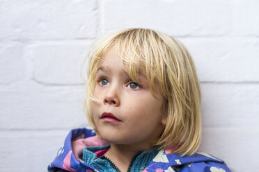 Porträt eines traurigen kleinen Mädchens vor einer weißen Wand - JFEF000496