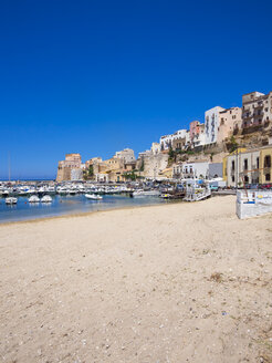 Italien, Sizilien, Provinz Trapani, Fischerdorf Castellammare del Golfo, Strand und Hafen - AMF003021