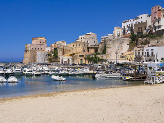 Italien, Sizilien, Provinz Trapani, Fischerdorf Castellammare del Golfo, Strand und Hafen - AMF003020