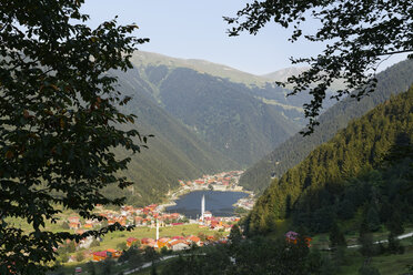 Türkei, Schwarzmeerregion, Dorf und See Uzungoel - SIEF006198