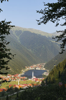 Türkei, Schwarzmeerregion, Dorf und See Uzungoel - SIEF006197