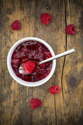 Schale mit roter Grütze und Himbeeren auf dunklem Holz - LVF002068