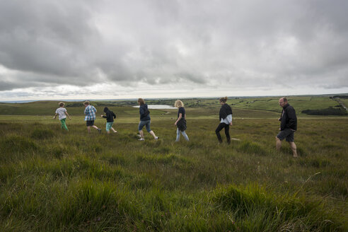 Vereinigtes Königreich, England, Cornwall, Wanderer im Bodmin Moor - PAF001018