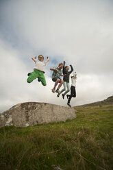 Vereinigtes Königreich, England, Cornwall, Kinder, die von einem Stein springen - PAF001022