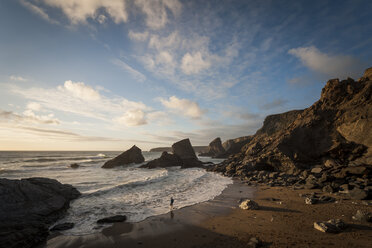 UK, England, Cornwall, Bedruthan Steps, boy at the ocean - PAF001033