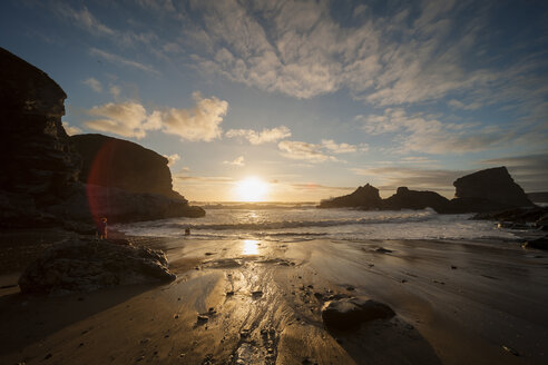 UK, England, Cornwall, Bedruthan Steps, Junge am Meer - PAF001034