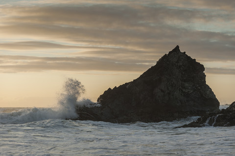 UK, England, Cornwall, Bedruthan Steps, Felsen im Meer, lizenzfreies Stockfoto