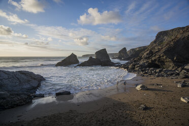 UK, England, Cornwall, Bedruthan Steps, zwei Jungen laufen am Meer - PAF001038
