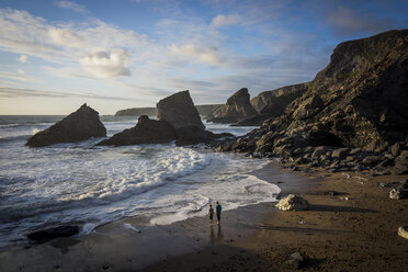 UK, England, Cornwall, Bedruthan Steps, two boys at the ocean - PAF001039