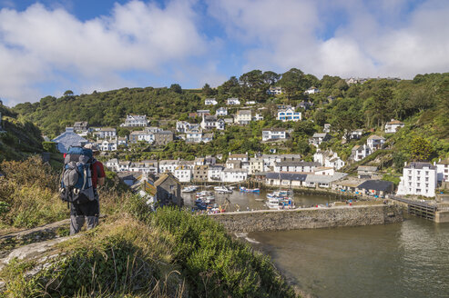 UK, Cornwall, Polperro, Mann mit Rucksack, der im Fischereihafen nach Hafer sucht - FRF000061