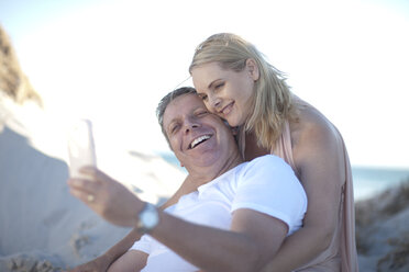 Glückliches Paar am Strand, das ein Selfie macht - ZEF007936