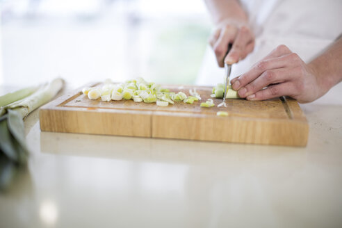 Chopping spring onions - ZEF007958