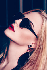 Porträt einer rothaarigen blonden Frau mit Sonnenbrille - DAWF000214