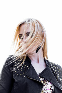 Porträt einer blonden Frau mit Haaren im Gesicht - DAWF000210