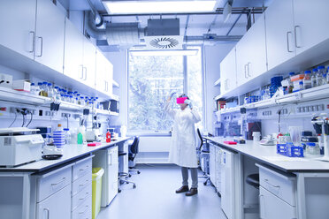 Biologin bei der Arbeit in einem Labor - SGF000877