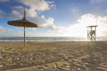 Spanien, Balearen, Mallorca, Blick auf leeren Strand mit Sonnenschirm und Wächterturm - MSF004326