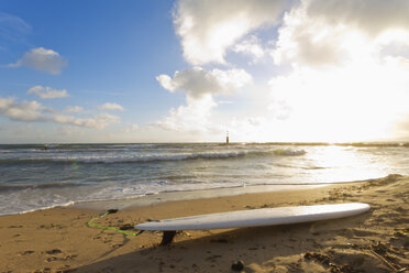 Spain, Baleares, Mallorca, surfboard lying at the seafront - MSF004330