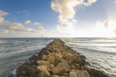 Spanien, Balearen, Mallorca, Wellen erreichen Wellenbrecher an der Strandpromenade - MSF004323