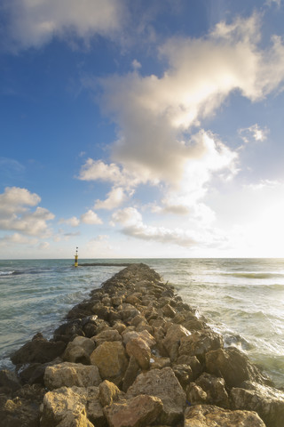 Spanien, Balearen, Mallorca, Blick zum Horizont mit Wellenbrecher im Vordergrund, lizenzfreies Stockfoto