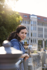 Deutschland, Berlin, Porträt einer jungen Touristin auf Städtereise - FKF000705