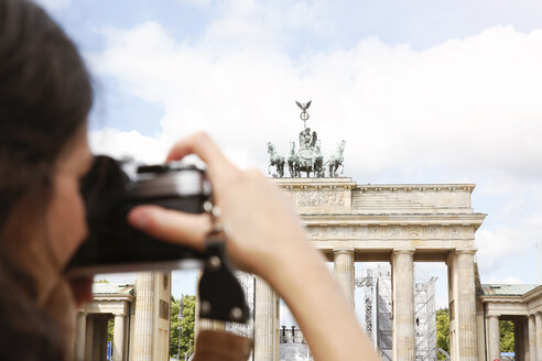 Deutschland, Berlin, Touristin fotografiert Brandenburger Tor - FKF000719