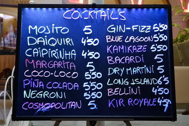 Spanien, Ibiza, Santa Eulalia, Verpflegung mit Cocktails in einer Bar - NDF000477