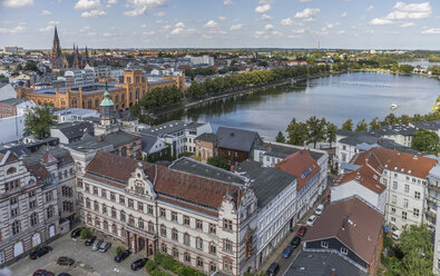 Deutschland, Mecklenburg-Vorpommern, Schwerin, Stadtbild, Altes Postamt und Pfaffenteich - PVCF000161