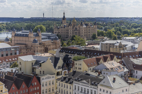 Deutschland, Mecklenburg-Vorpommern, Schwerin, Stadtbild, Blick auf Mecklenburgisches Staatstheater und Schloss - PVCF000156