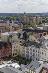 Deutschland, Mecklenburg-Vorpommern, Schwerin, Stadtbild, Blick auf Marktplatz, Mecklenburgisches Staatstheater und Schloss - PVCF000155