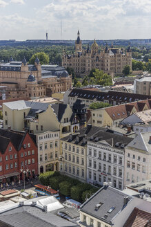 Deutschland, Mecklenburg-Vorpommern, Schwerin, Stadtbild, Blick auf Marktplatz, Mecklenburgisches Staatstheater und Schloss - PVCF000155